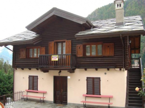 Delizioso appartamento quadrilocale con terrazzo e balcone, piano terra Brusson